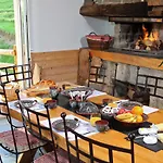 Pensjonat Les Et Roulottes Des Noisetiers 3*