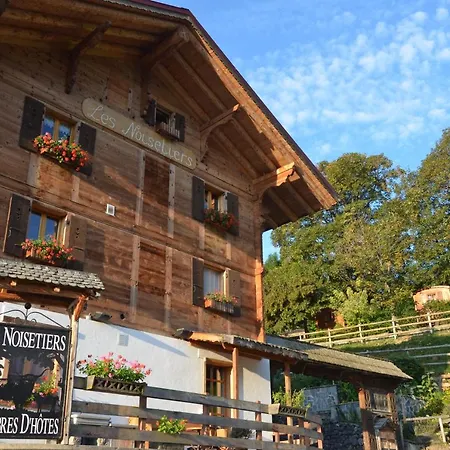 Les Et Roulottes Des Noisetiers Guest house 3*