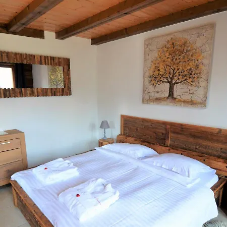 Pensión Les Et Roulottes Des Noisetiers