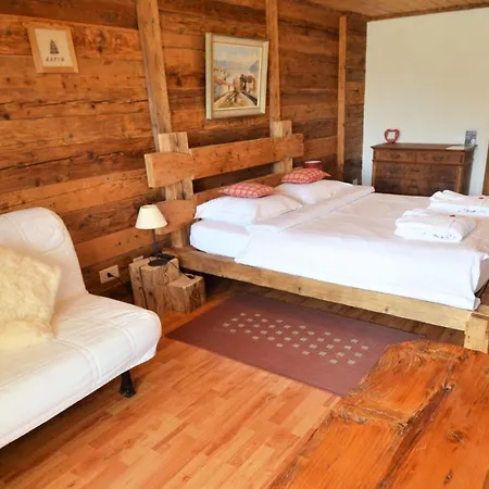 Les Et Roulottes Des Noisetiers Guest house 3*
