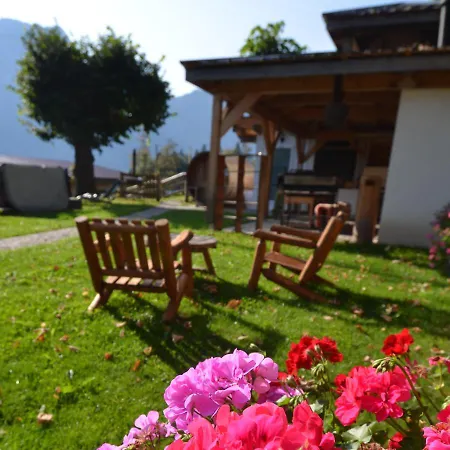 Les Et Roulottes Des Noisetiers Guest house