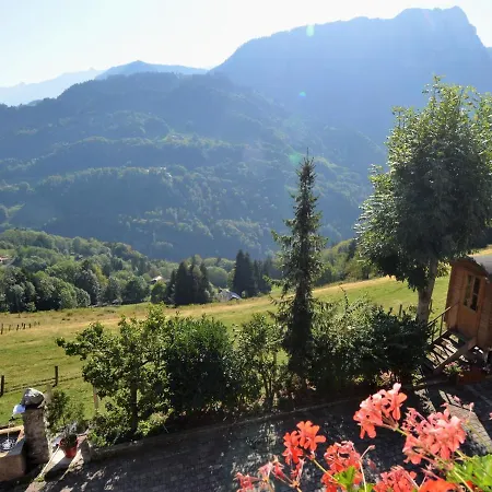 Les Et Roulottes Des Noisetiers Guest house