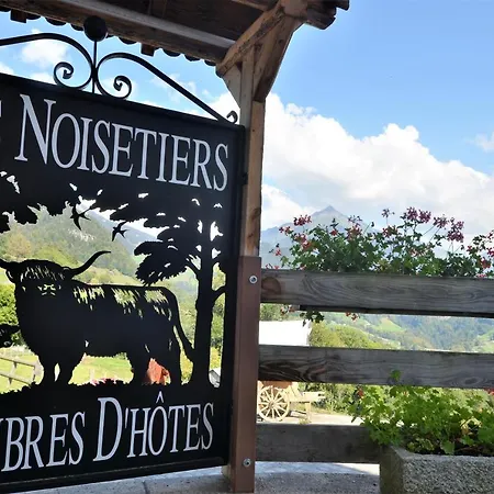 Guest house Les Et Roulottes Des Noisetiers