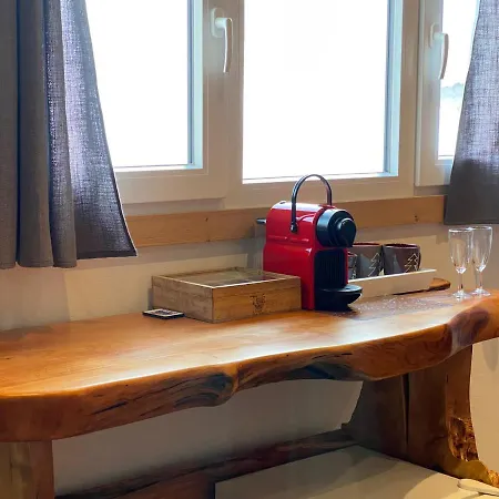 Les Et Roulottes Des Noisetiers Guest house