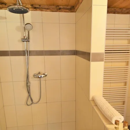 Les Et Roulottes Des Noisetiers Guest house