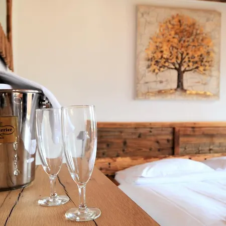 Les Et Roulottes Des Noisetiers Guest house