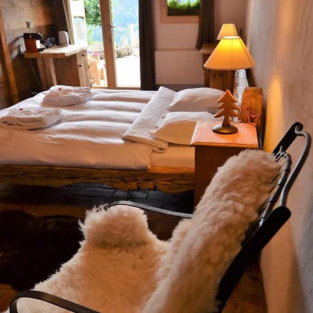 Les Et Roulottes Des Noisetiers Guest house 3*