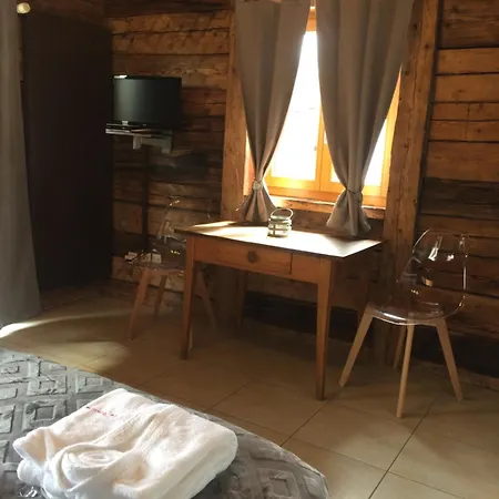 Les Et Roulottes Des Noisetiers Guest house 3*