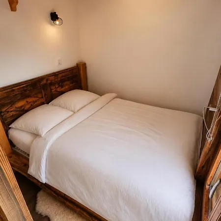 Les Et Roulottes Des Noisetiers Guest house