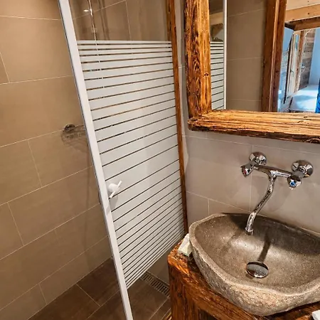 Les Et Roulottes Des Noisetiers Guest house