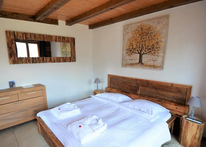 Pensión Les Et Roulottes Des Noisetiers