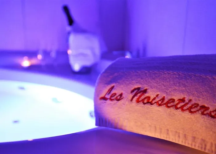 Pensión Les Et Roulottes Des Noisetiers