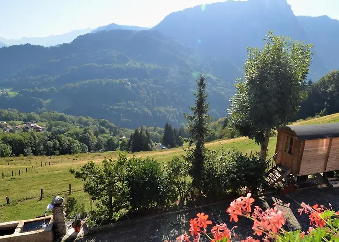 Les Et Roulottes Des Noisetiers Gasthof